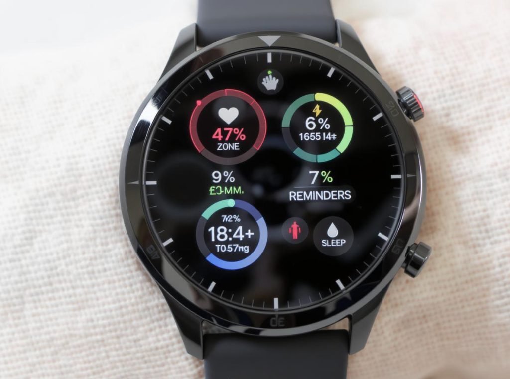 Important smartwatch features for weight loss including heart rate monitoring and activity tracking