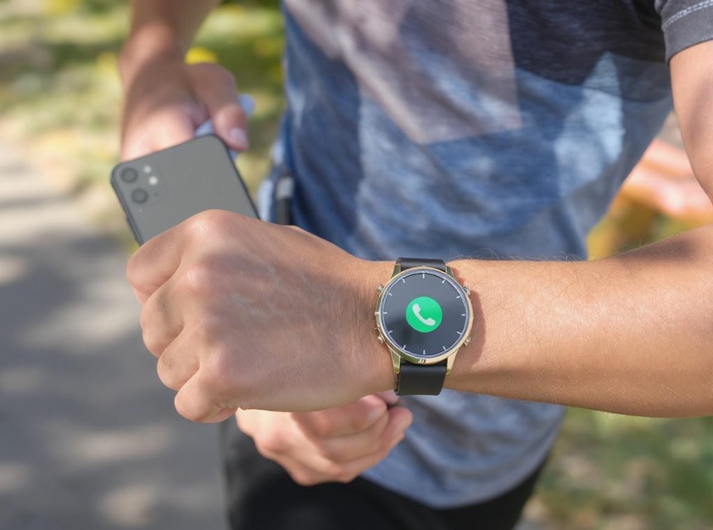 Runner using LTE smartwatch independently without carrying smartphone for phone-free exercise