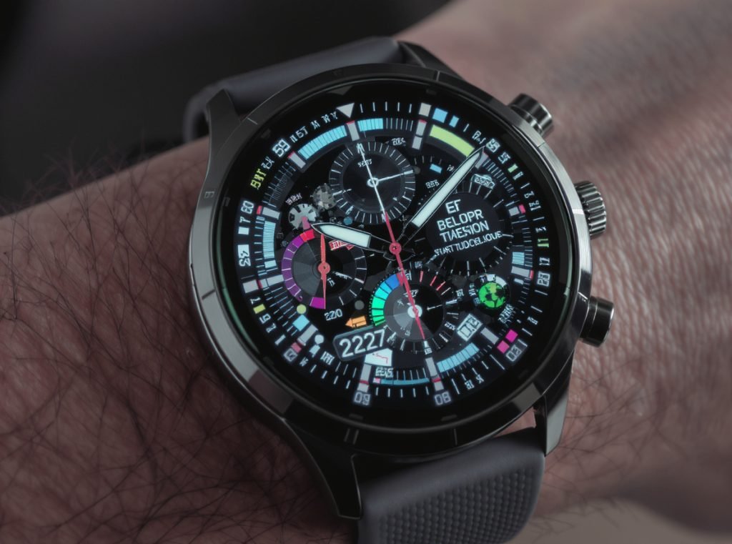 Advanced smartwatch face customization with complications and data widgets