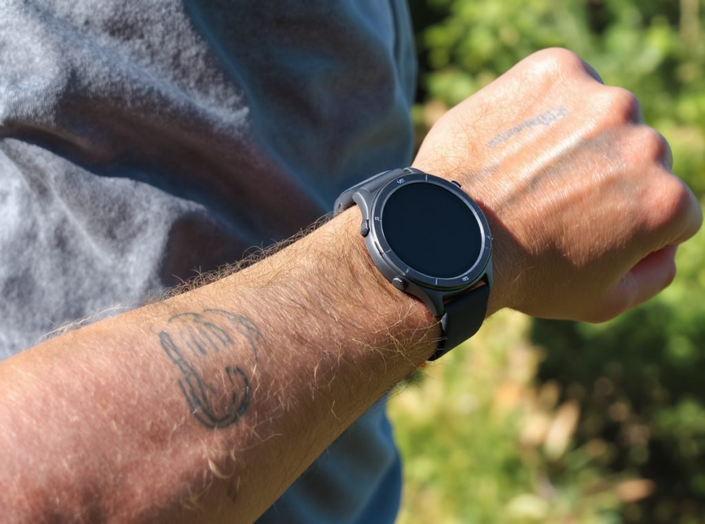 Benefits of standalone smartwatch music capability showing freedom from smartphones